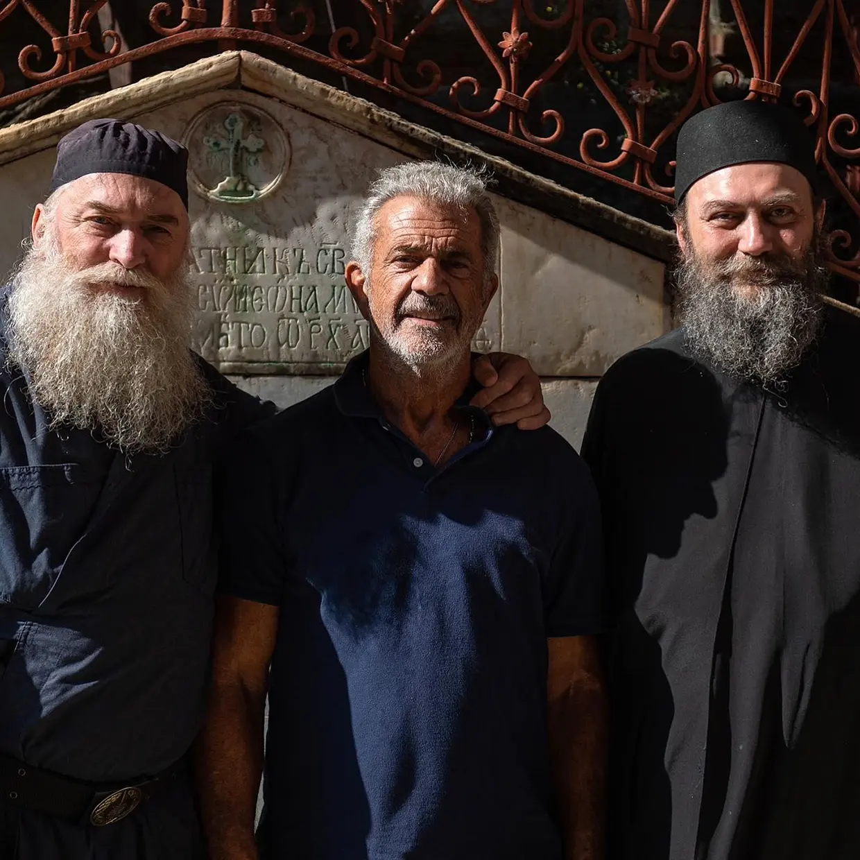 Mel Gibson posando junto a unos monjes de un monasterio en Grecia