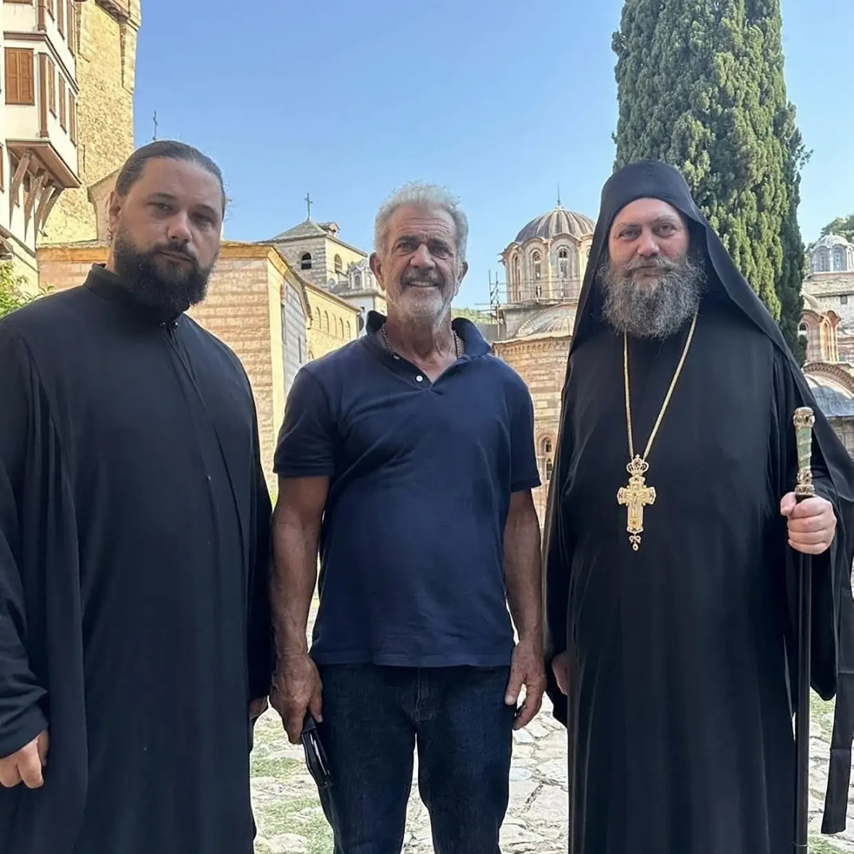 Mel Gibson posando junto a unos monjes de un monasterio en Grecia