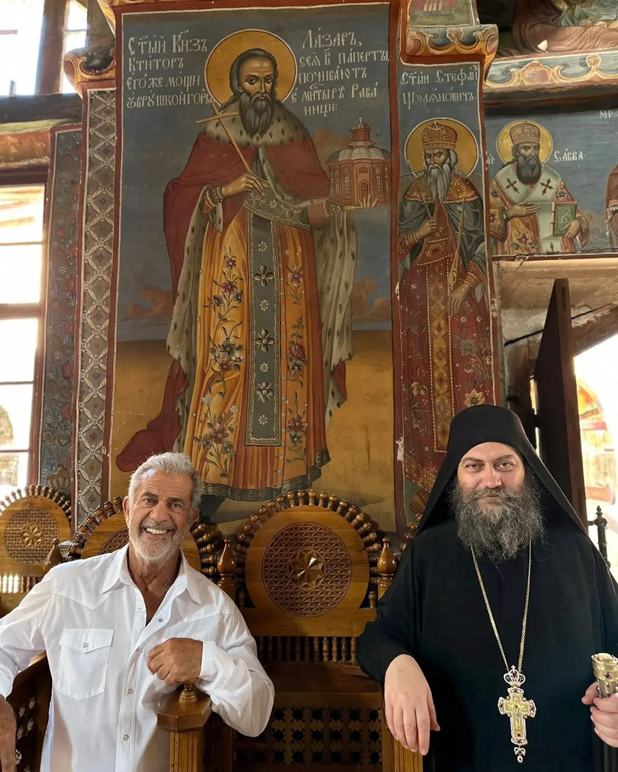 Mel Gibson posando junto a unos monjes de un monasterio en Grecia