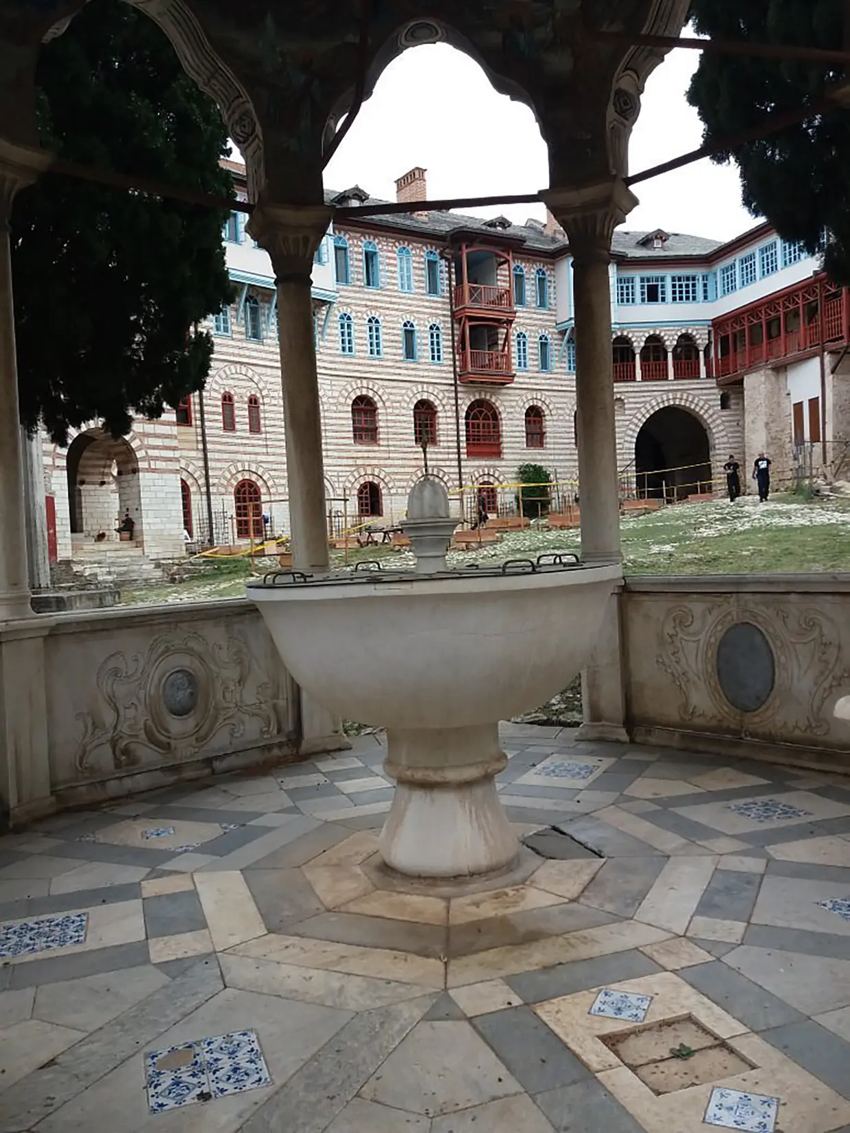 Patio visto desde la glorieta de un monasterio de Grecia