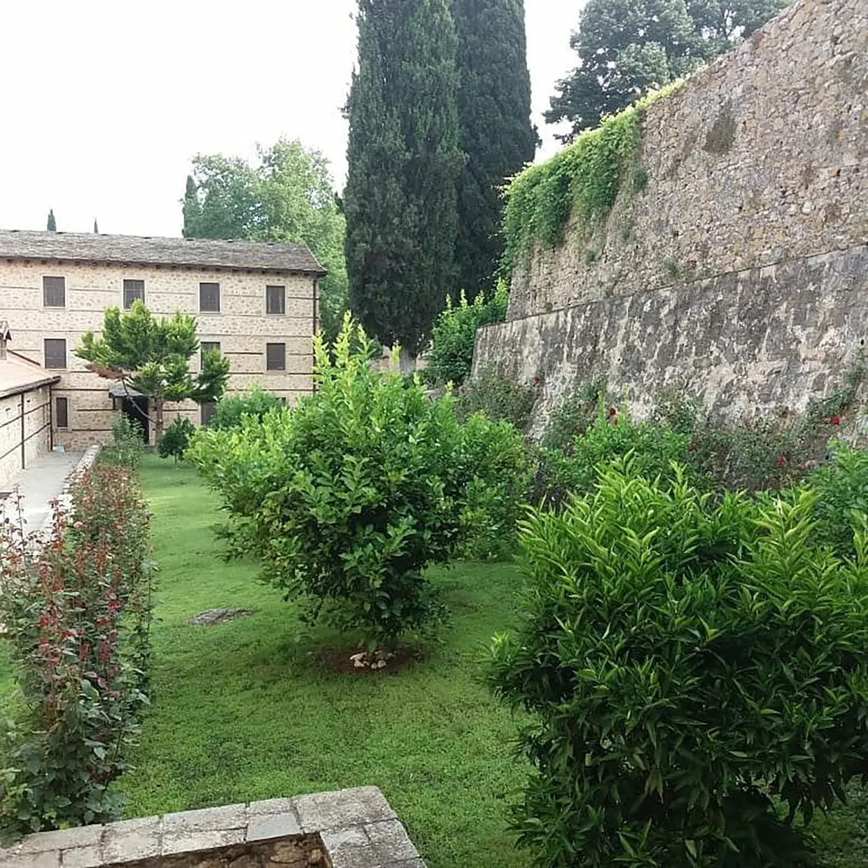 Jardín de un monasterio de Grecia