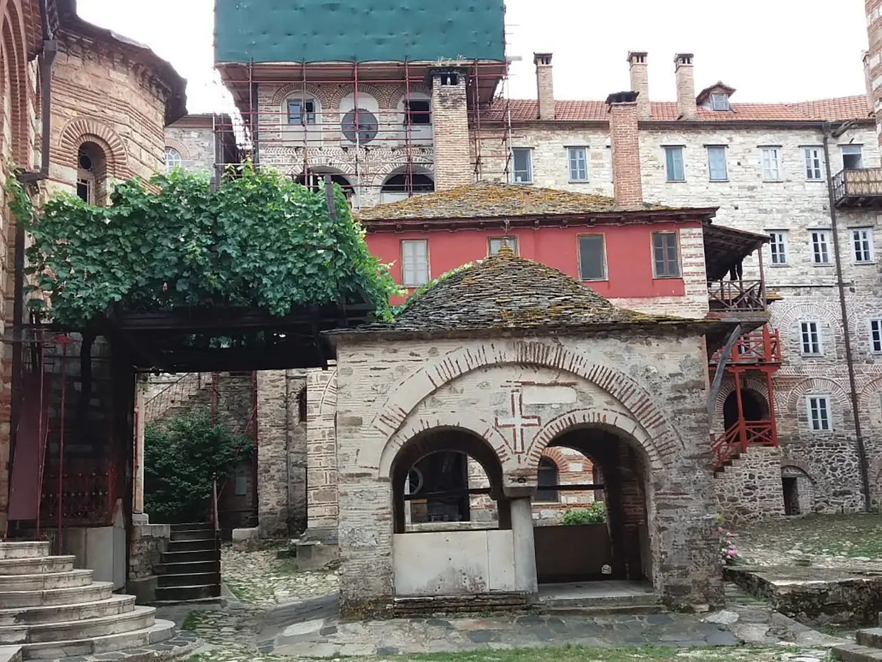 Edificios de un monasterio de Grecia