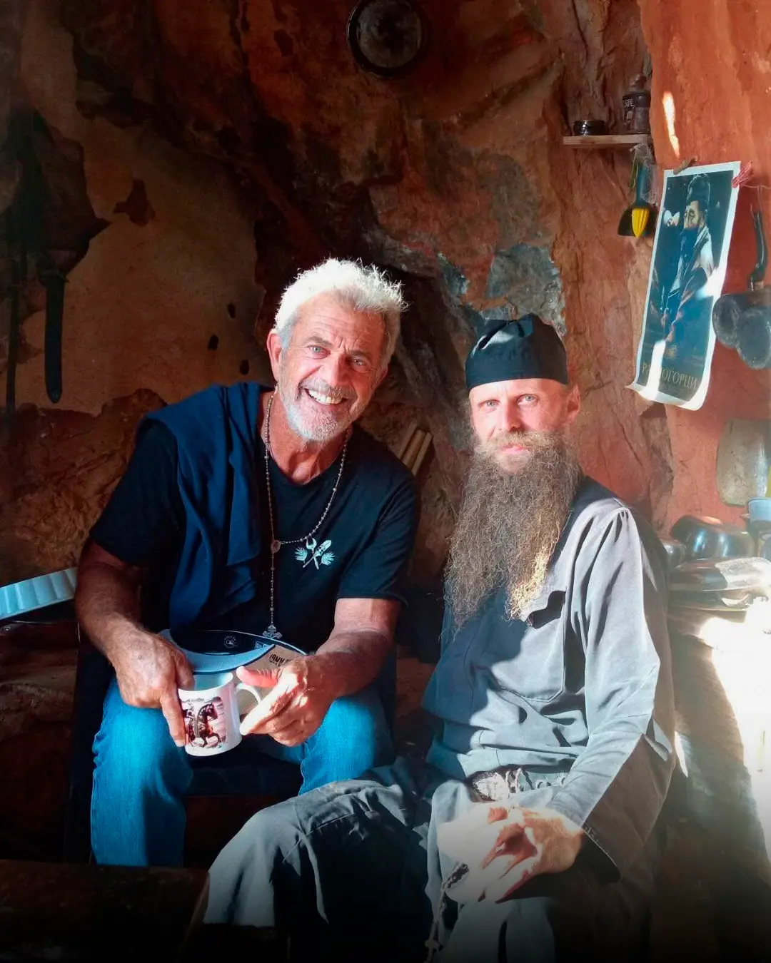 Mel Gibson posando junto a un monje en un monasterio de Grecia