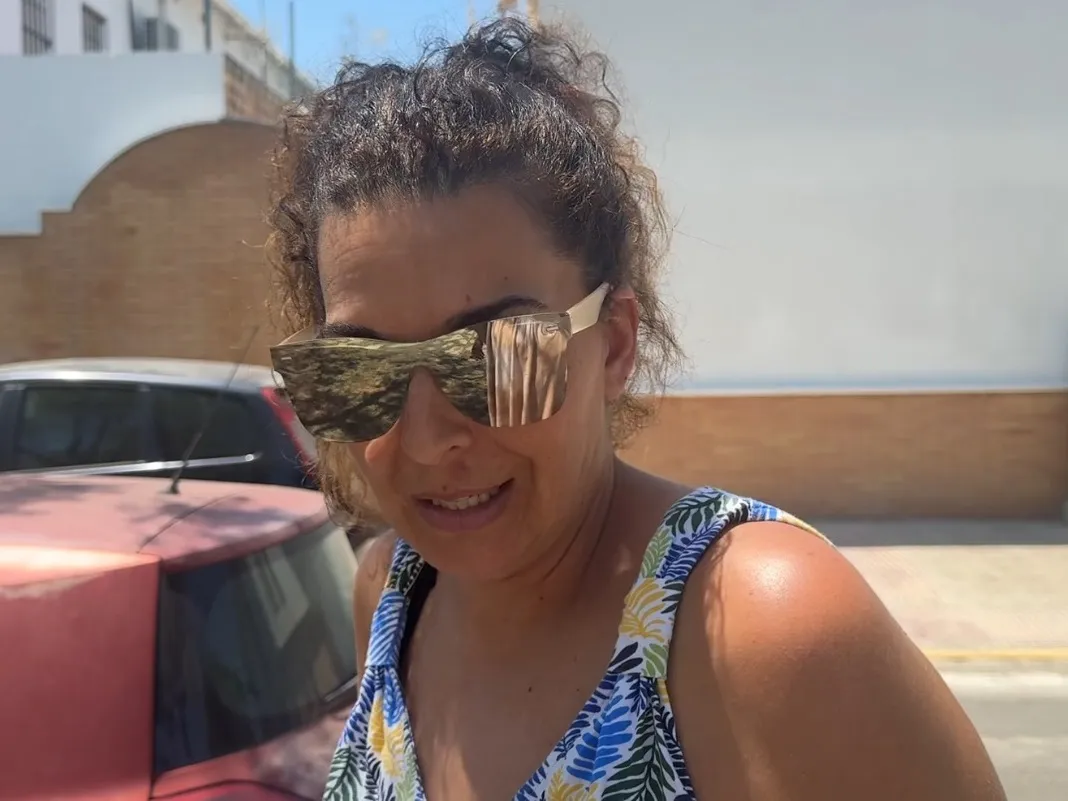 Tamara, la hermana de Michu, hablando con la prensa.