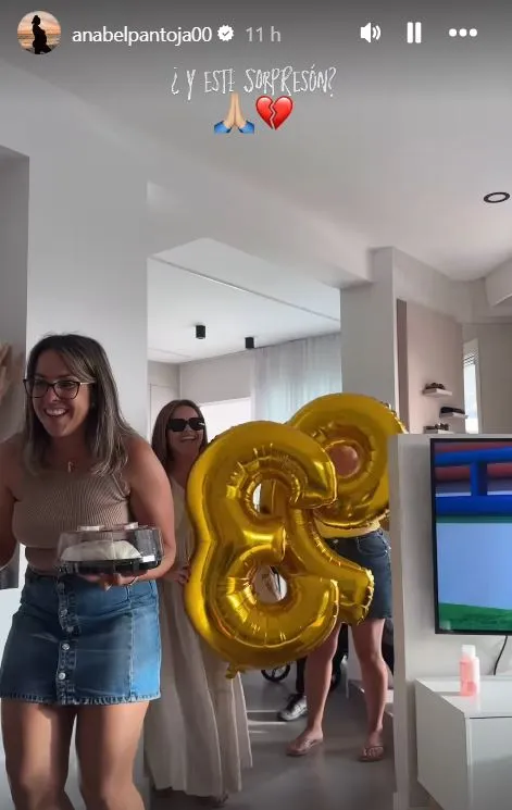 Las amigas de Anabel Pantoja la sorprenden por su cumpleaños.
