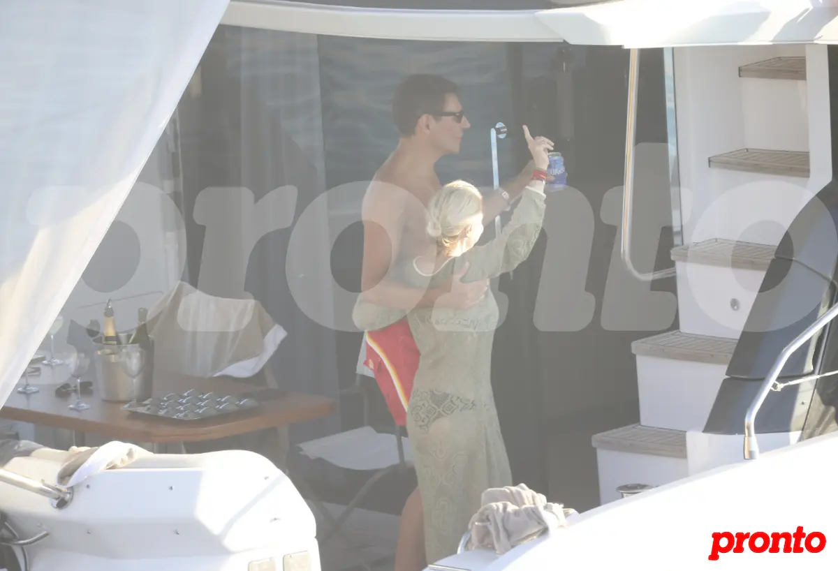 Eugenia junto a un amigo