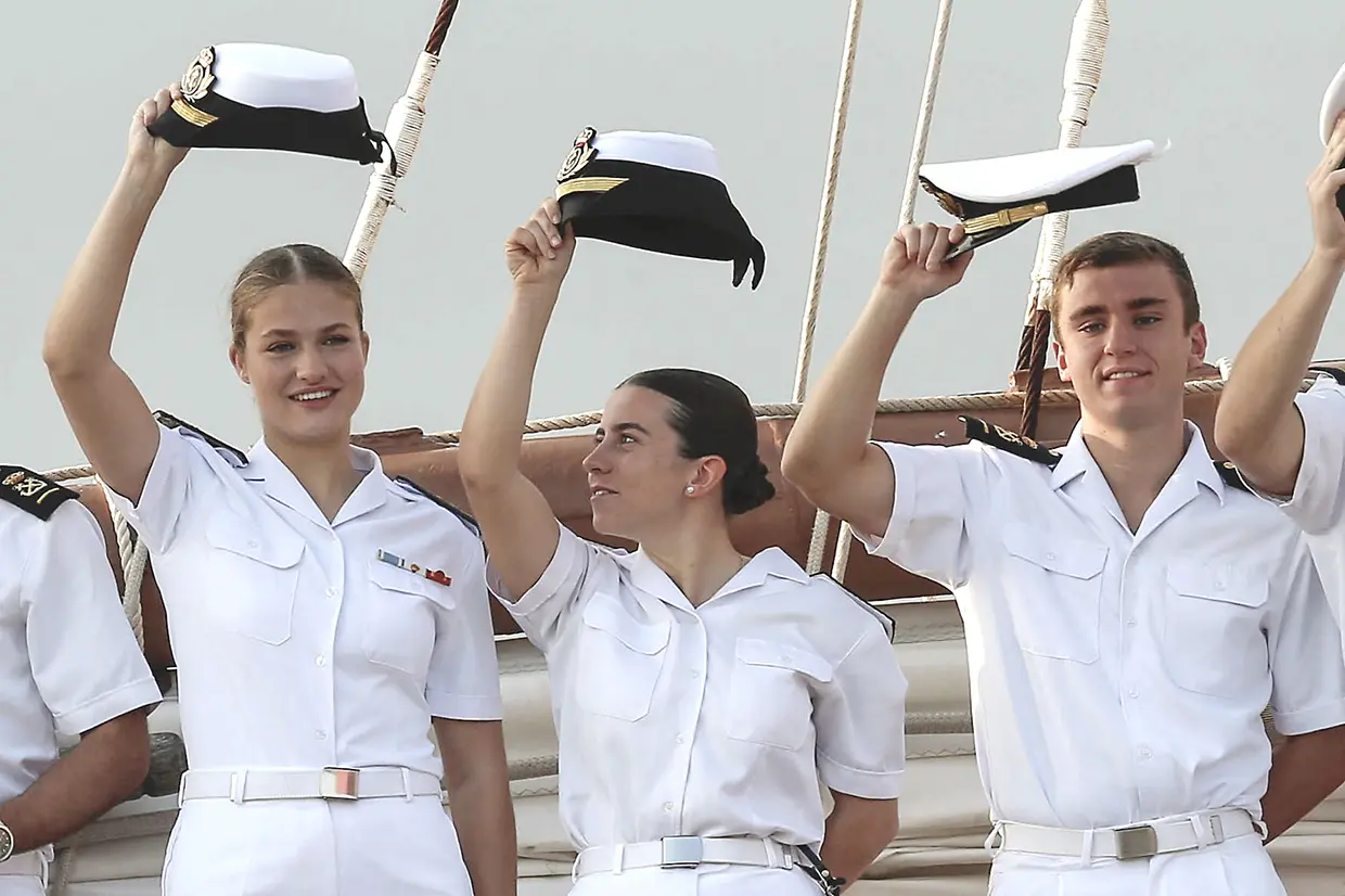 Leonor se despide con la gorra de su uniforme de la Armada