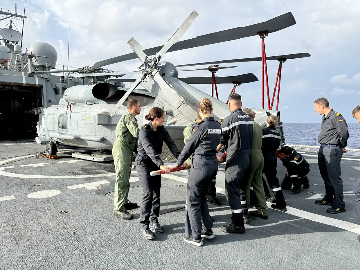 Leonor en la cubierta del blas de Lezo junto a un helicóptero