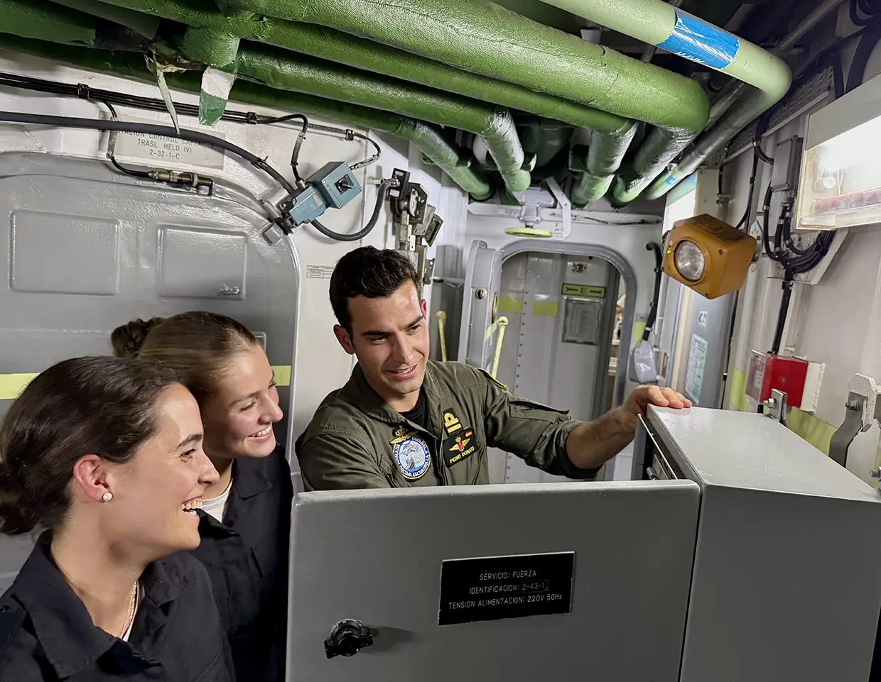 La princesa Leonor recibiendo su formación militar de un superior junto a una compañera en la fragata Blas de Lezo