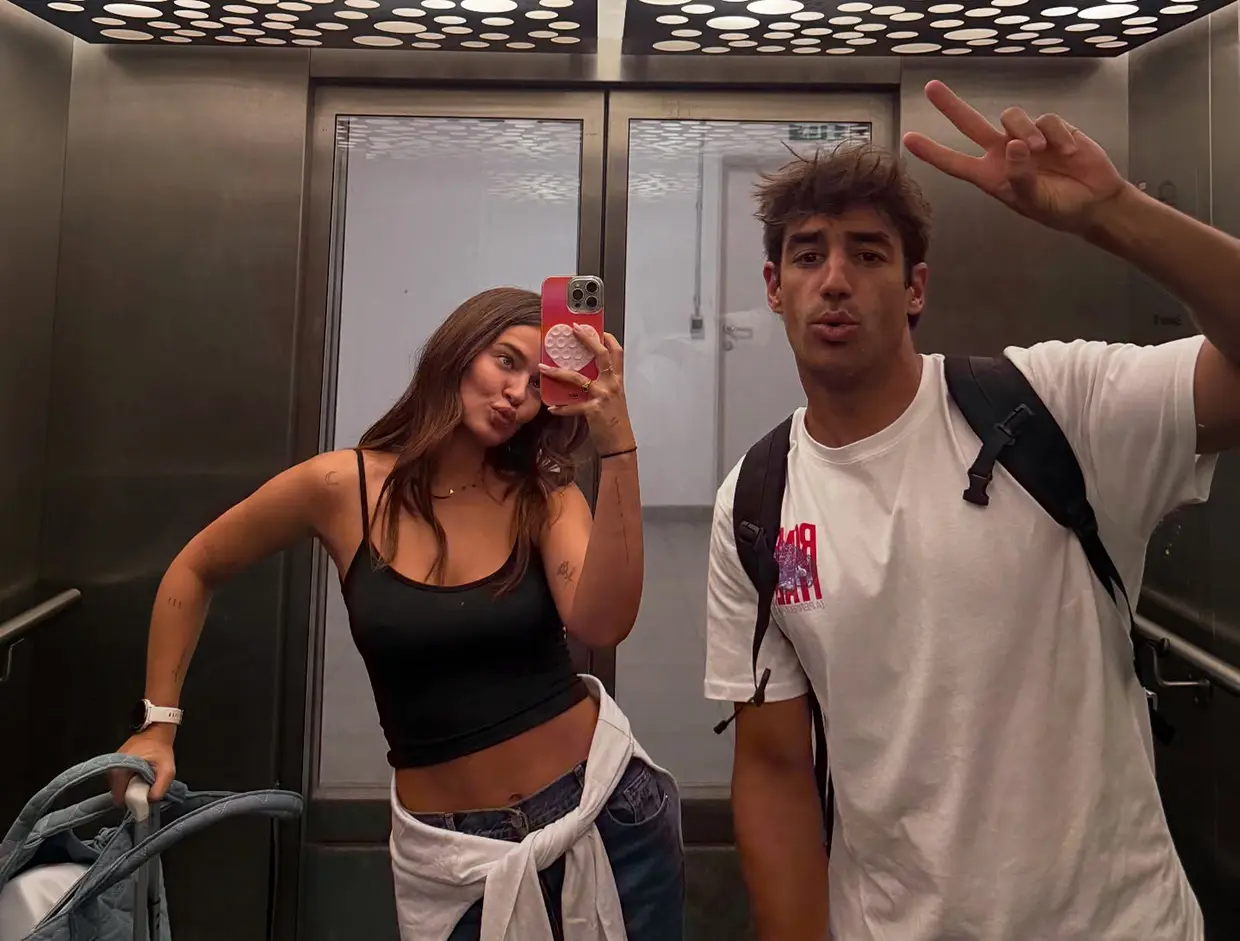 Laura Escanes con su novio y sus maletas