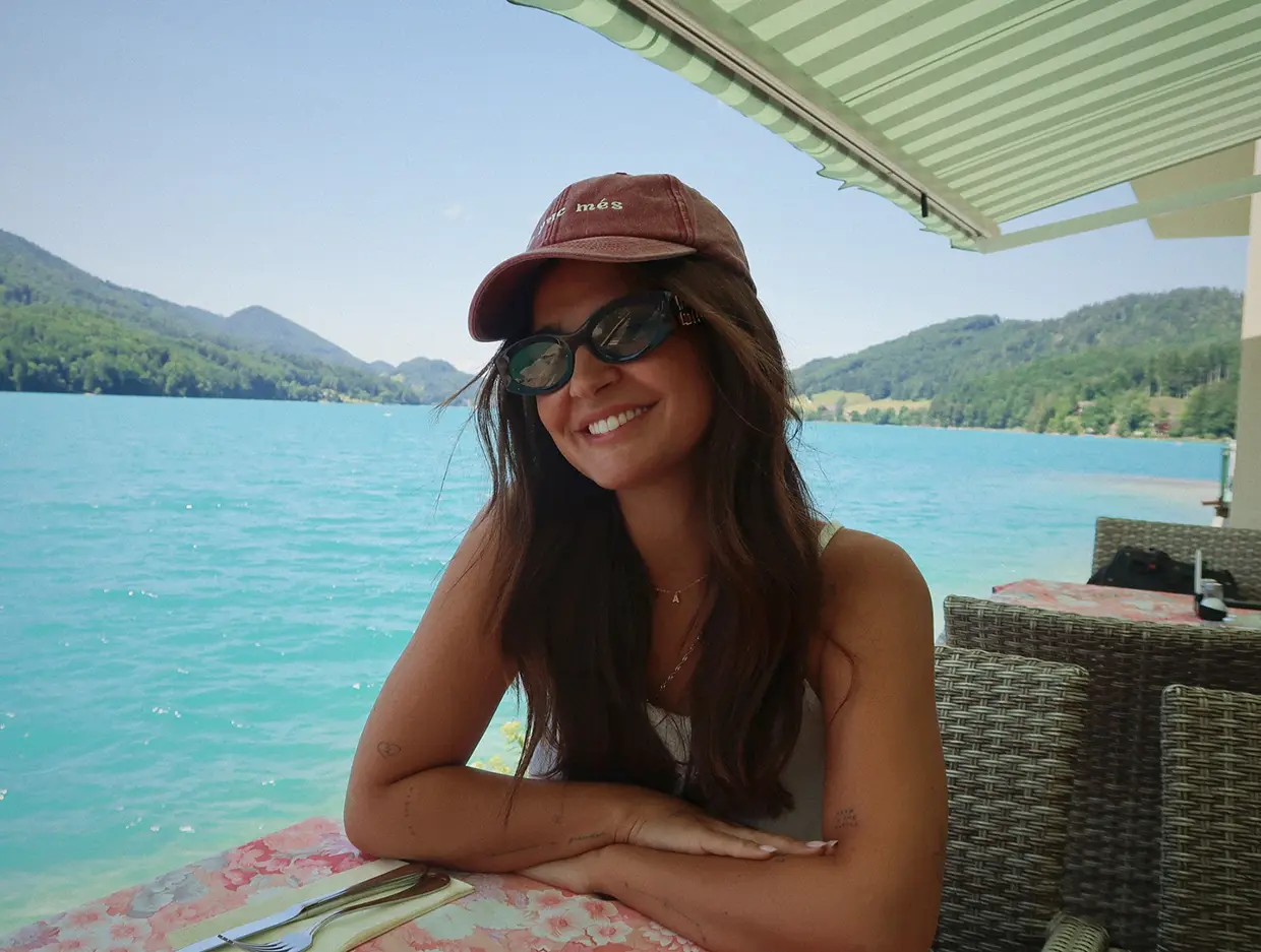 Laura Escanes junto a un lago