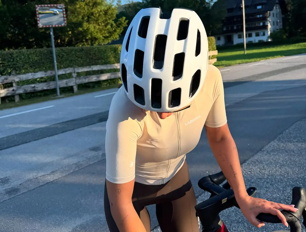 Laura Escanes vestida de ciclista
