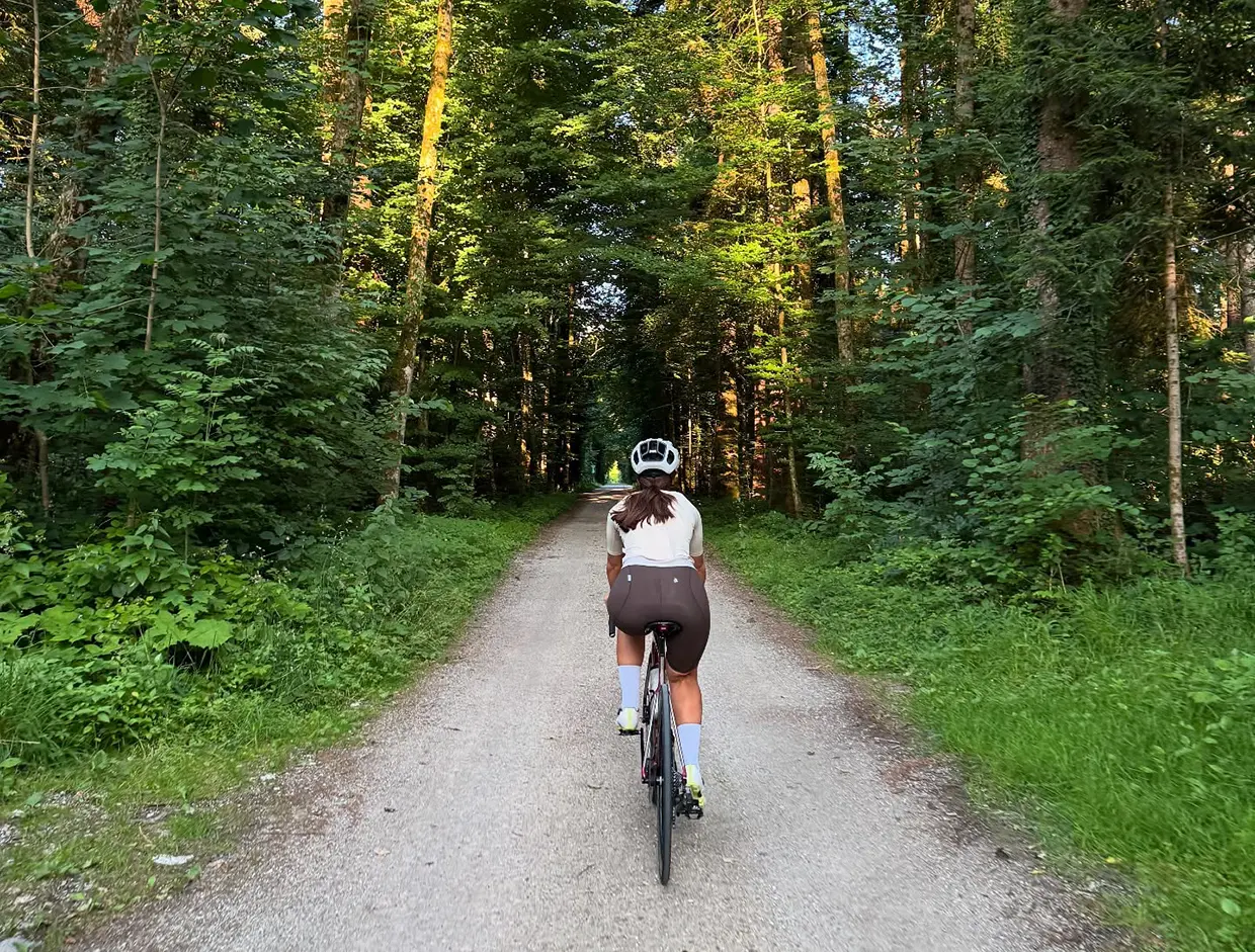 Laura Escanes practicando ciclismo junto por un bosque