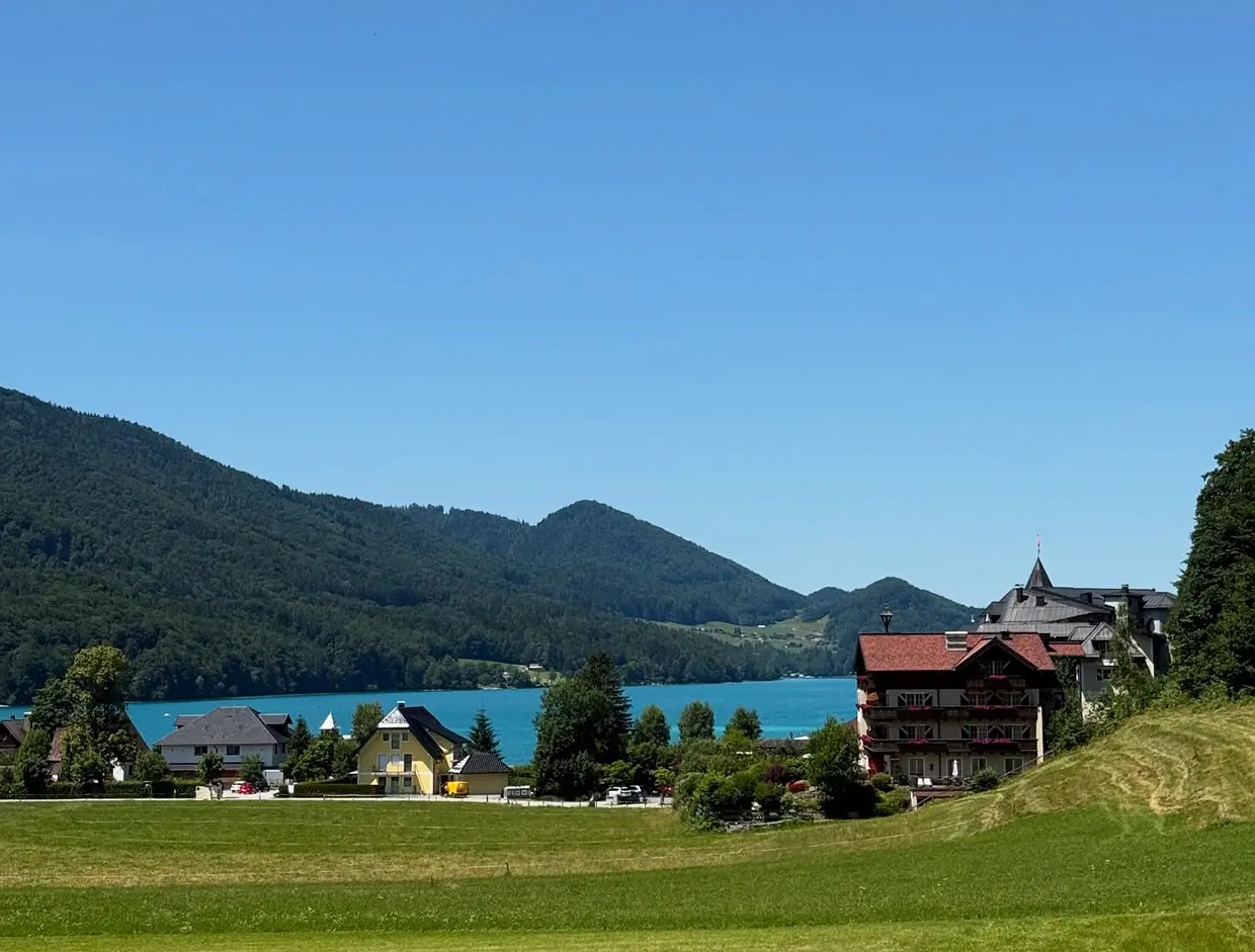 Pueblo de Austria junto a un lago
