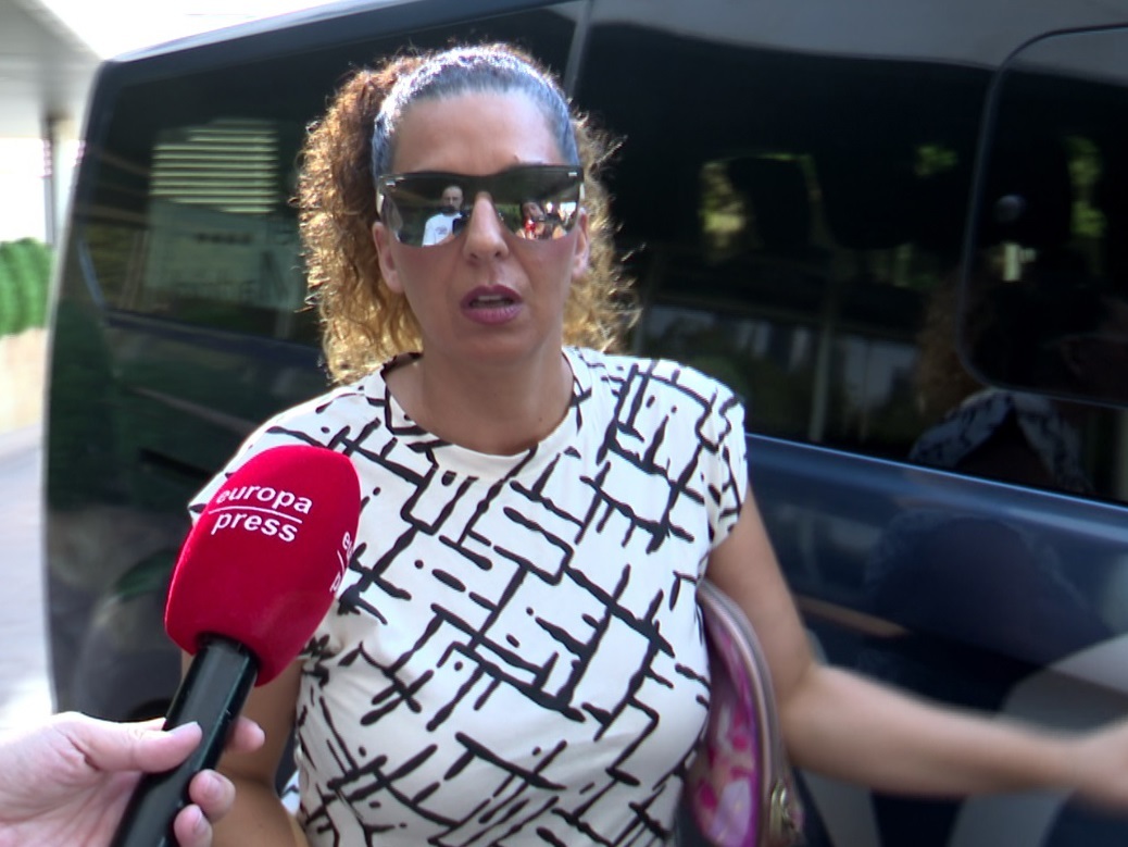 Tamara, hermana de Michu, hablando con la prensa.