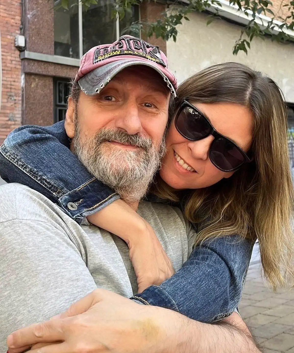 Irene abrazando a su padre José Luis Gil