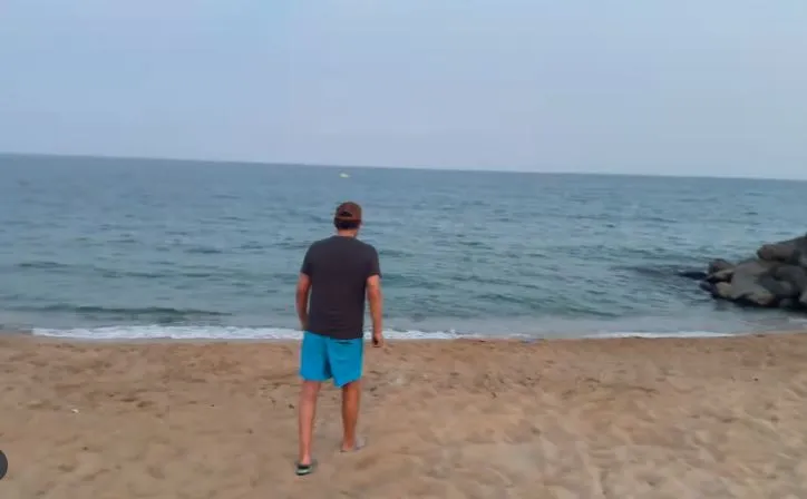 Sergio Peris Mencheta, feliz en la playa.