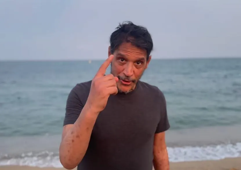 Sergio Peris Mencheta, feliz en la playa.