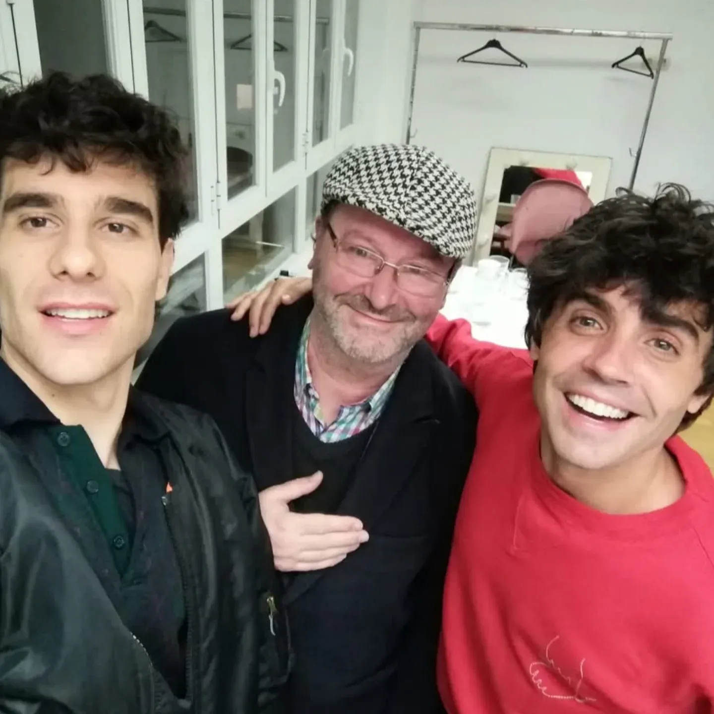 Leonardo Dantés junto a Javier Calvo y Javier Ambrossi, creadores de 'Superestar'.