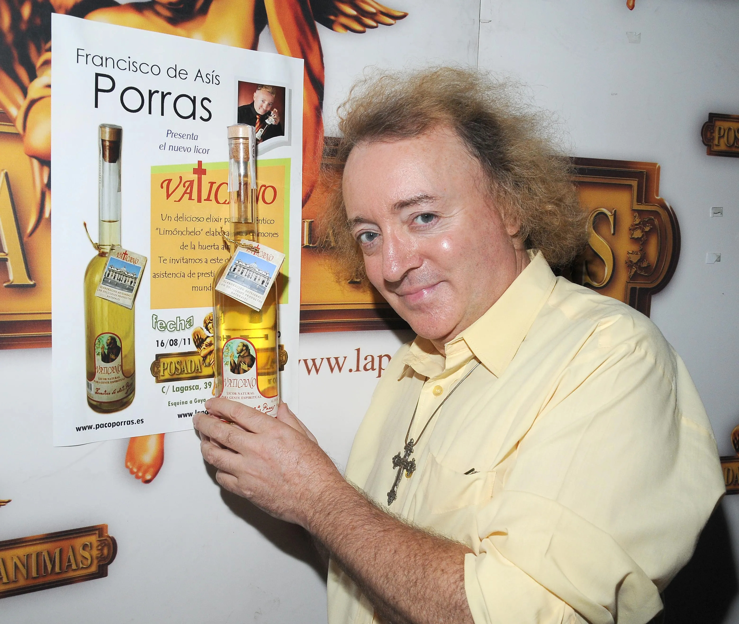 Paco Porras con su licor homenaje al Papa.