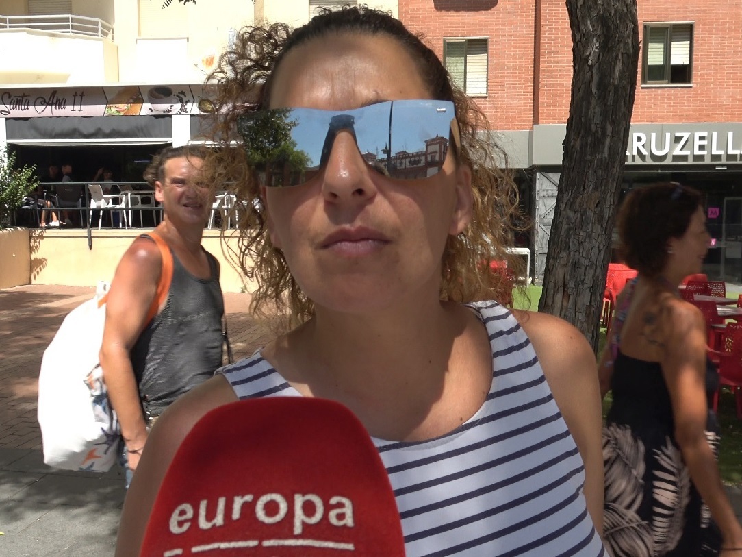 Tamara, hermana de Michu, hablando con la prensa.