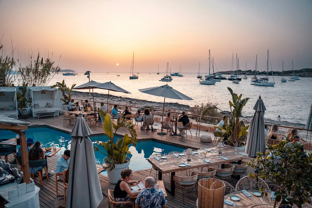 Alejandra Rubio y Carlo Costanzia: el exclusivo club de Ibiza donde pasan sus vacaciones con su bebé