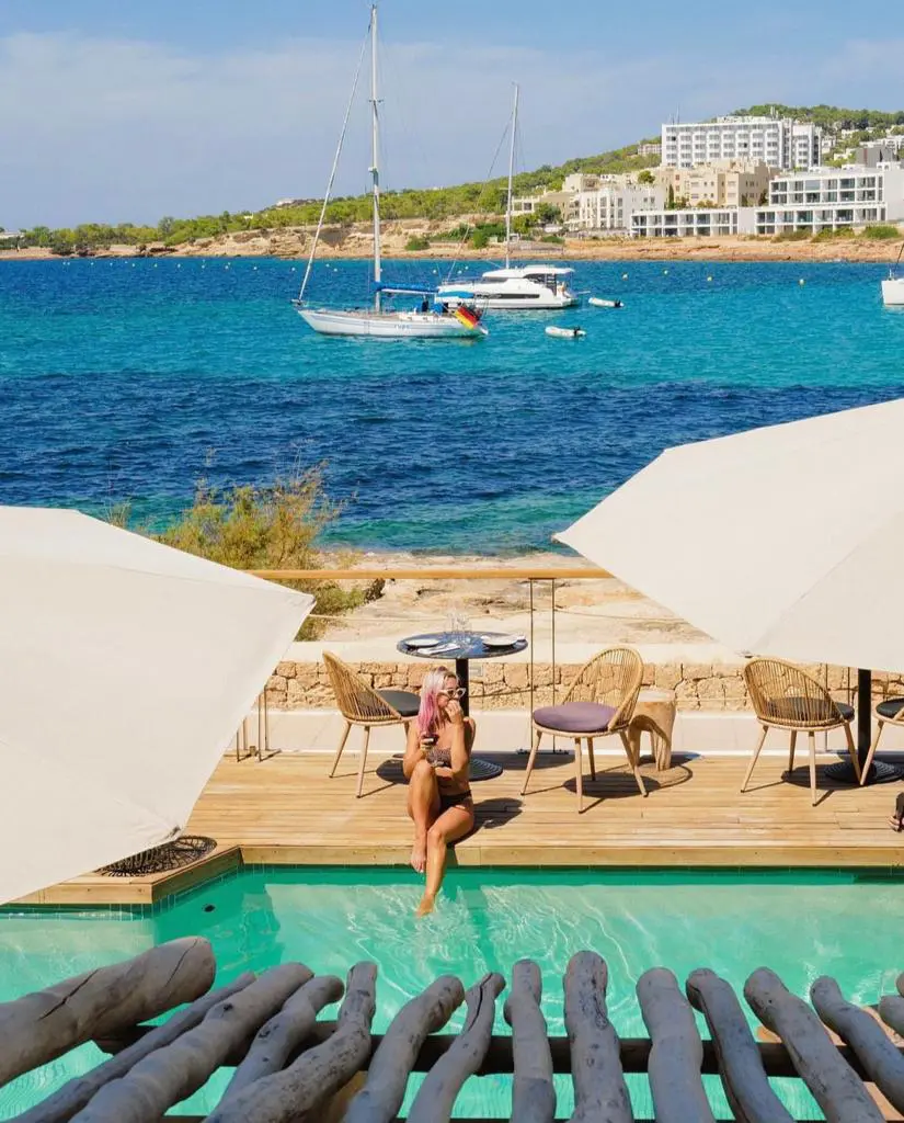 Alejandra Rubio y Carlo Costanzia: el exclusivo club de Ibiza donde pasan sus vacaciones con su bebé