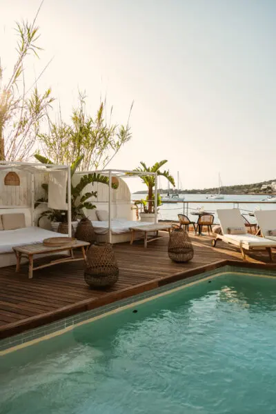 Alejandra Rubio y Carlo Costanzia: el exclusivo club de Ibiza donde pasan sus vacaciones con su bebé