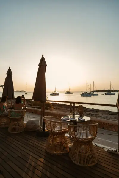 Alejandra Rubio y Carlo Costanzia: el exclusivo club de Ibiza donde pasan sus vacaciones con su bebé