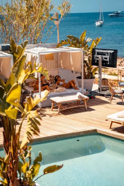 Alejandra Rubio y Carlo Costanzia: el exclusivo club de Ibiza donde pasan sus vacaciones con su bebé