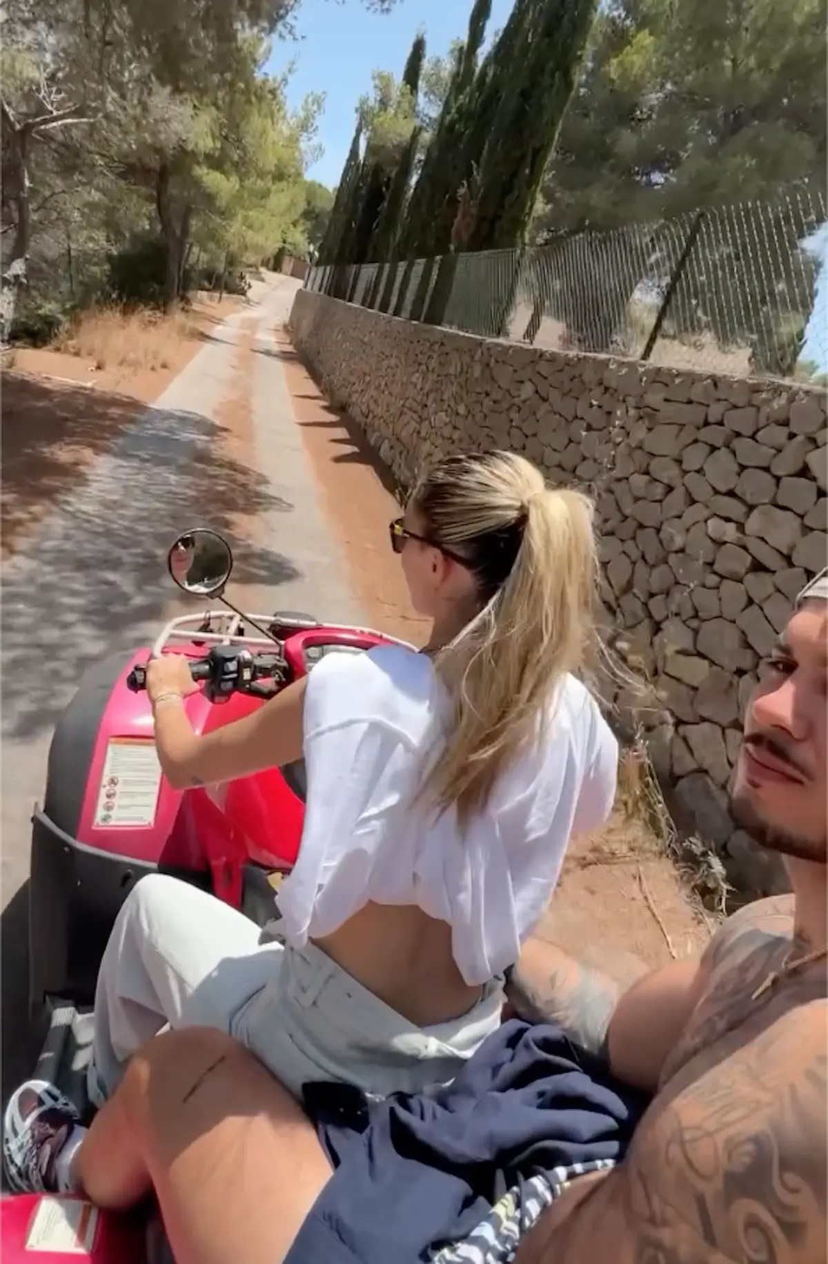 Alejandra Rubio y Carlo en un quad