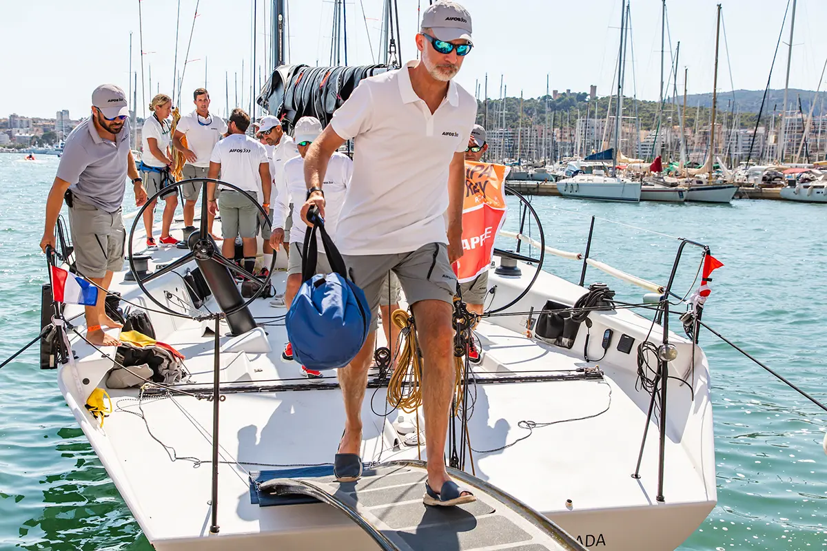 Felipe VI bajando de un barco de vela