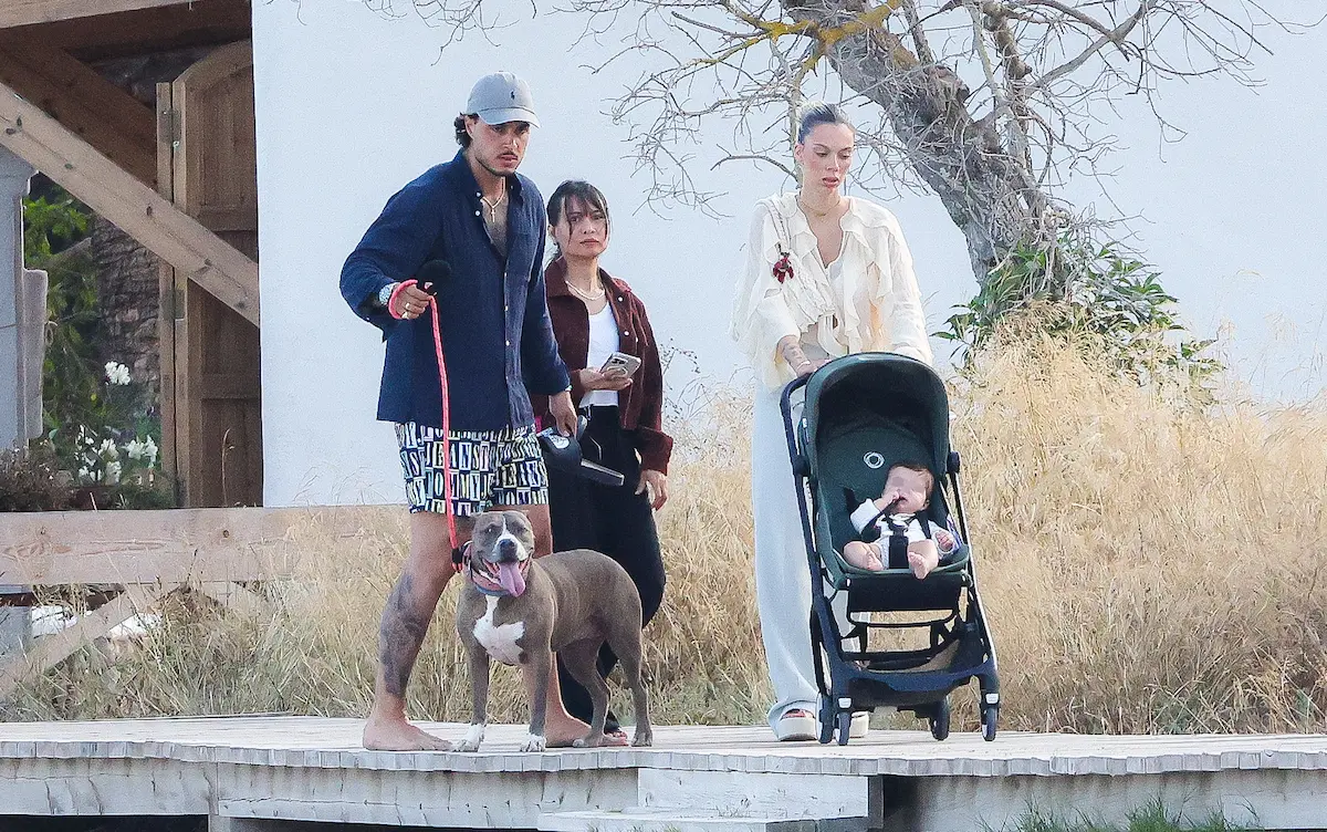 Carlo y Alejandra Rubio con su hijo