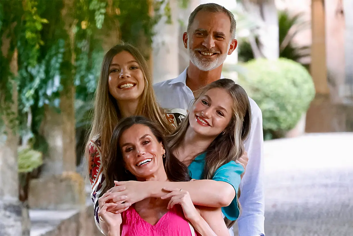 Felipe VI, Letizia, Leonor y Sofía posando juntos.