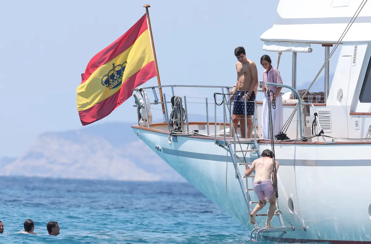 Victoria Federica en un yate con sus amigos