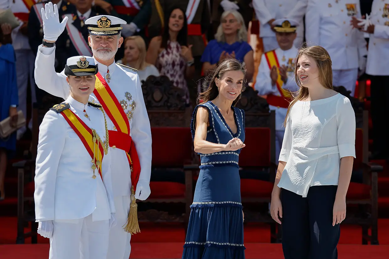 Felipe VI, Leonor, Letizia y Sofia en la academia naval de Marín