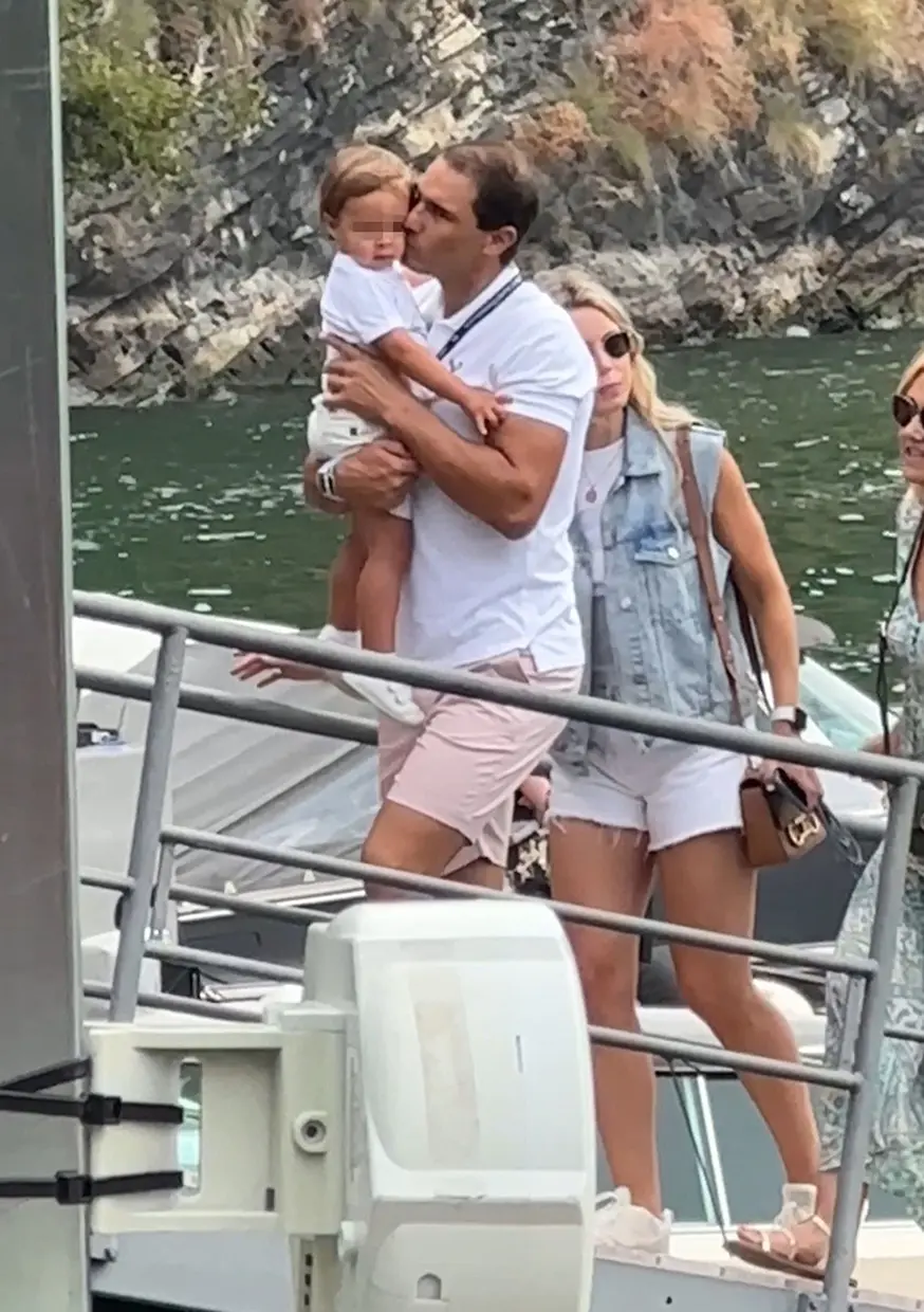 Rafa Nadal con su primer hijo en brazos