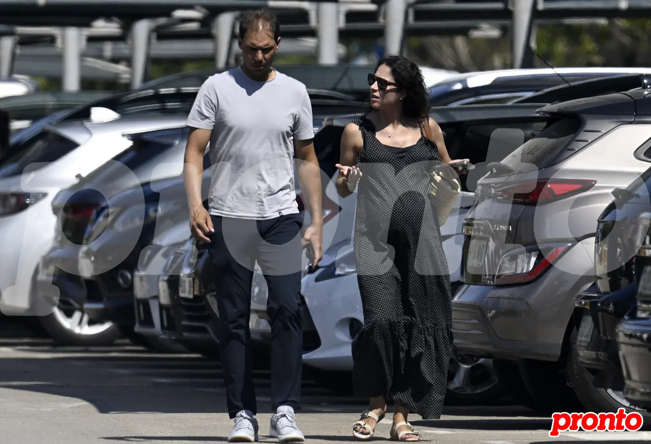 Rafa Nadal y Meri Perelló embarazada, andando por un parking