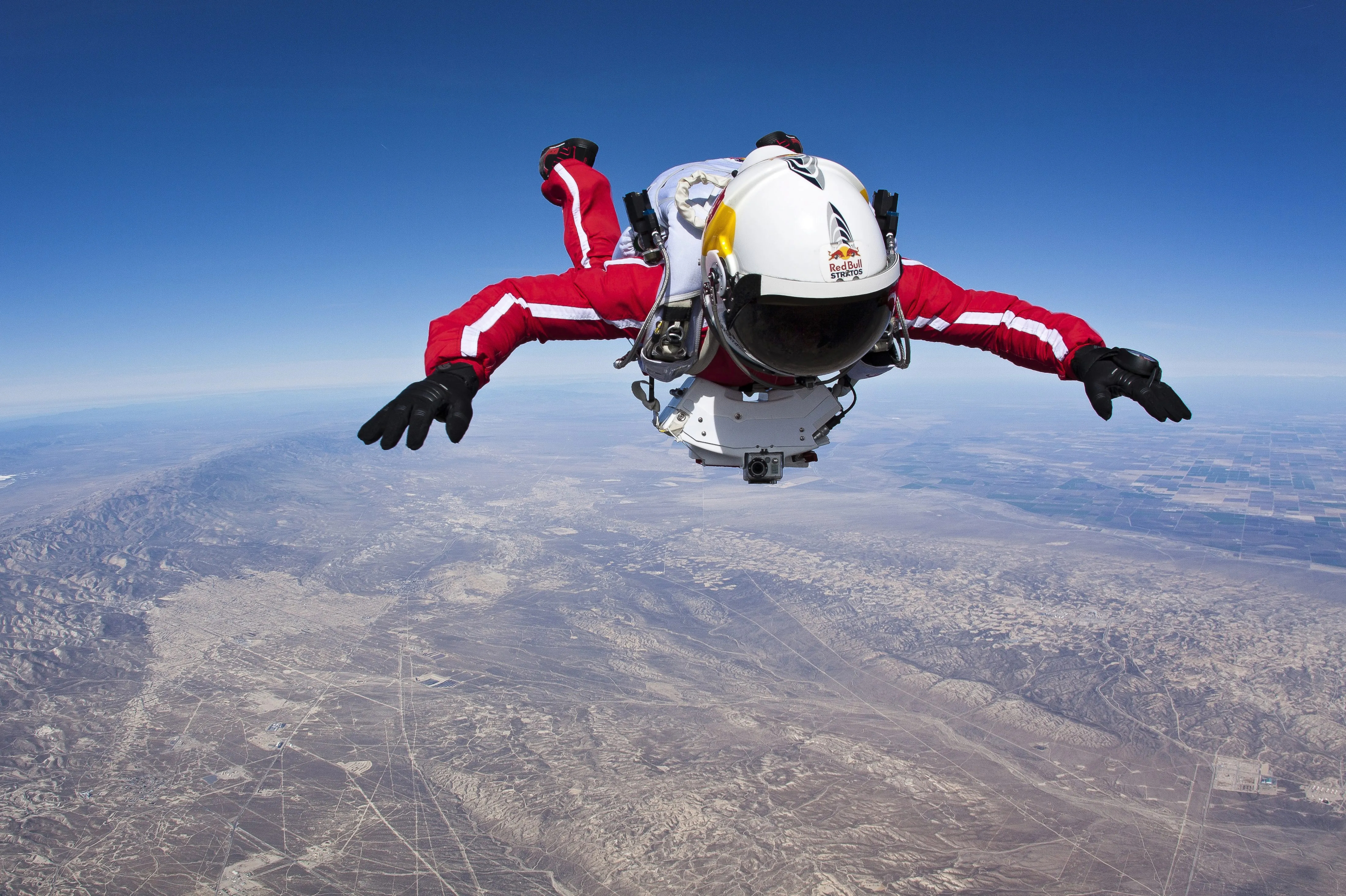 Felix Baumgartner, en pleno salto al vacío.