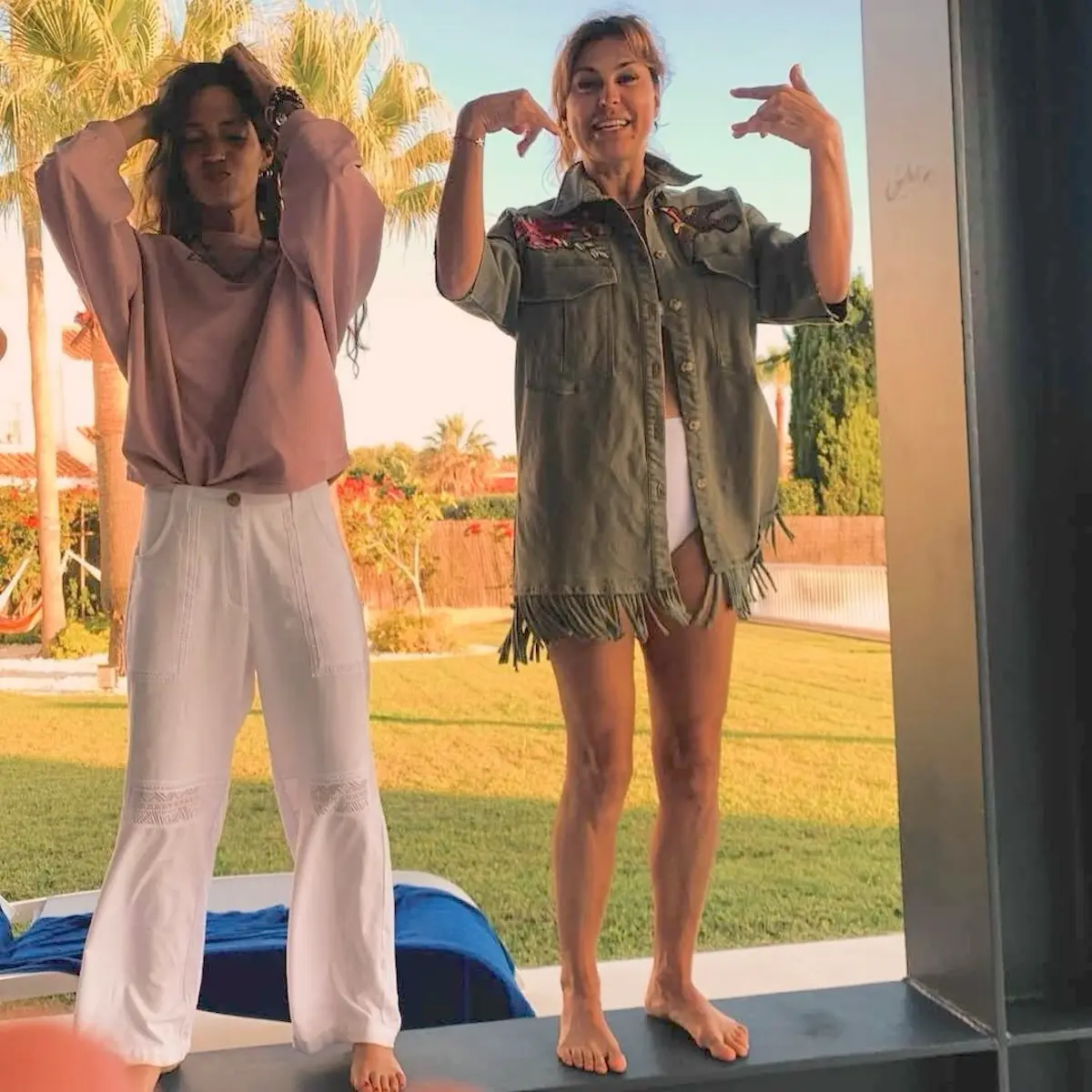 Sara Carbonero y Raquel Perera bailando