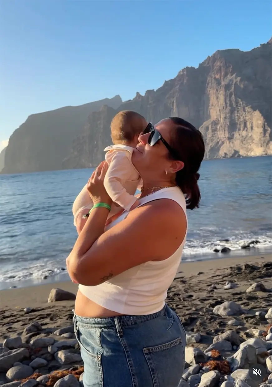 Anabel Pantoja junto a su pequeña Alma.