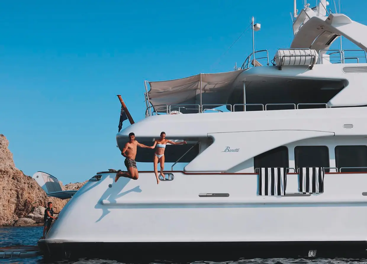 Álvaro Morata y Alice Campello saltando al mar desde un barco