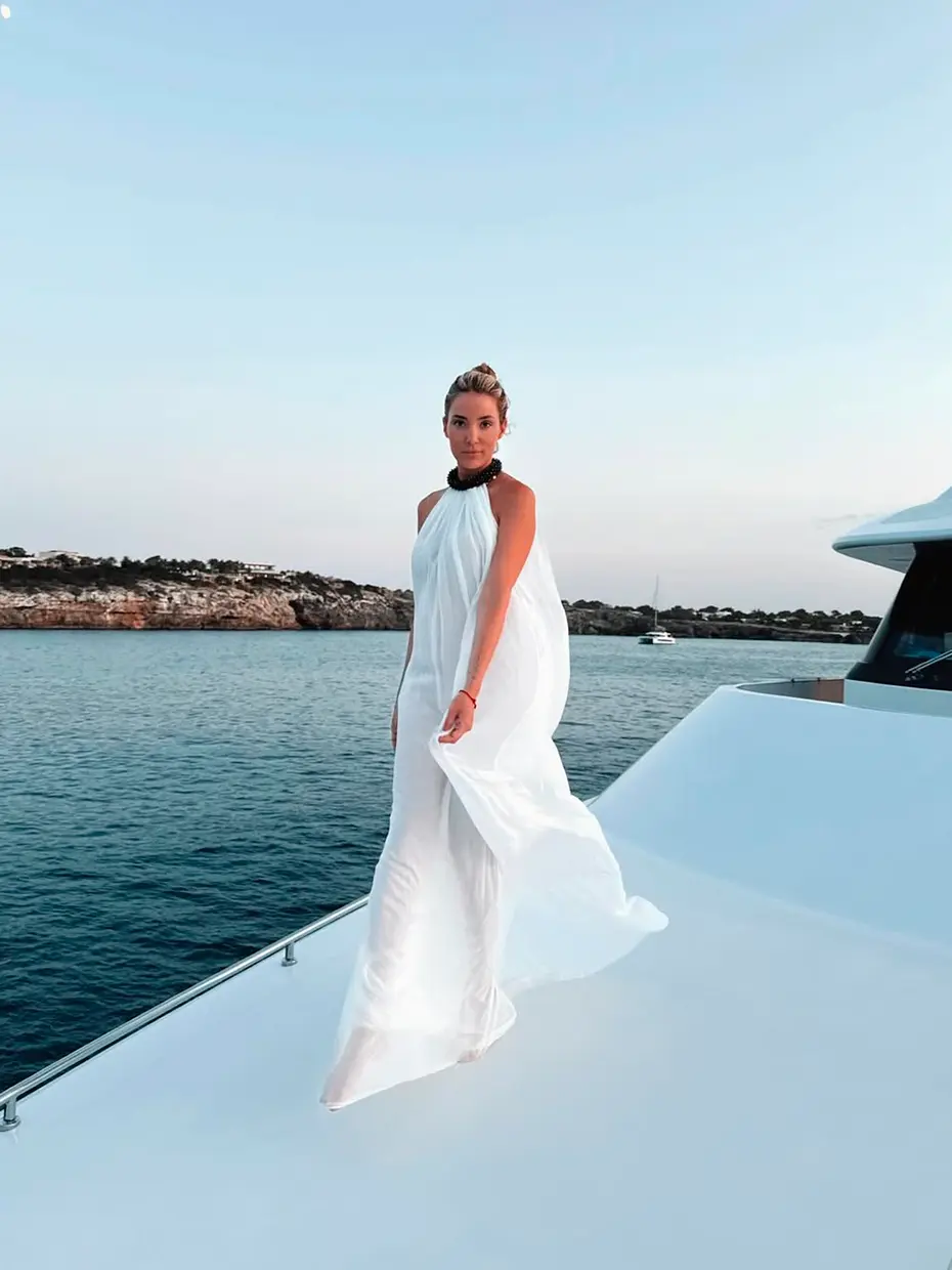 Alice Campello posando en un barco