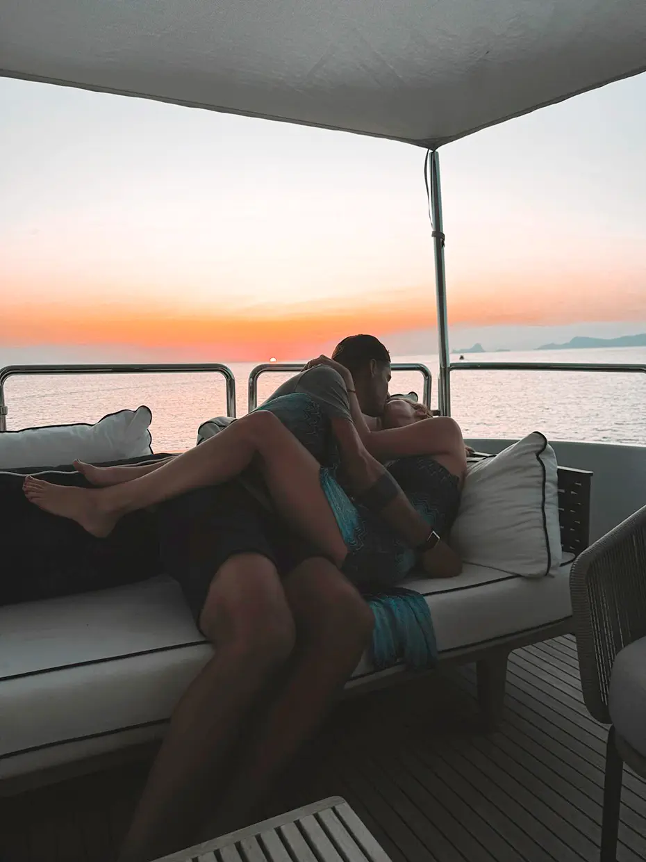 Morata y Campello besándose en un barco