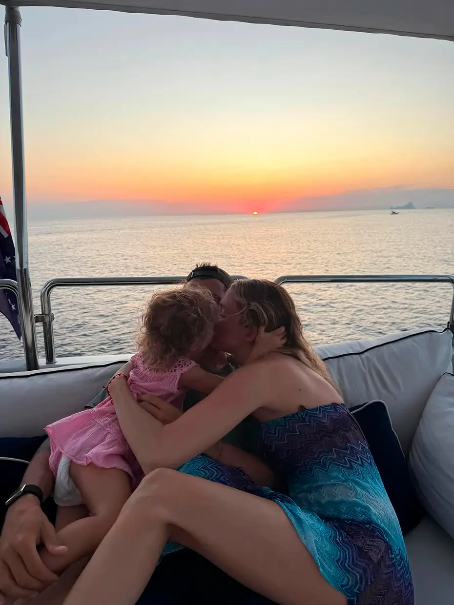 Morata y Campello hija abrazo