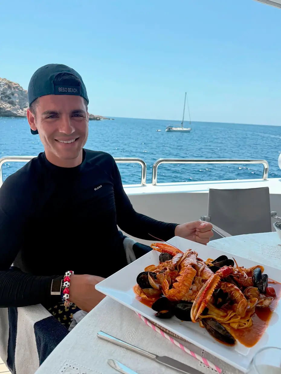 Morata comiendo marisco