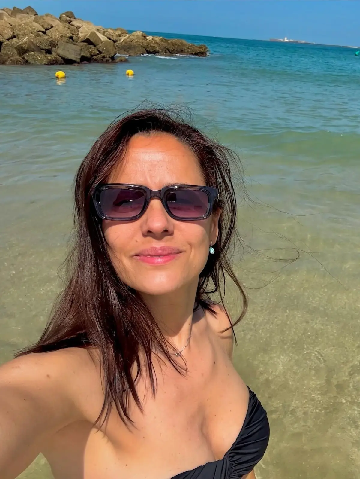 Sara Rubio en la playa
