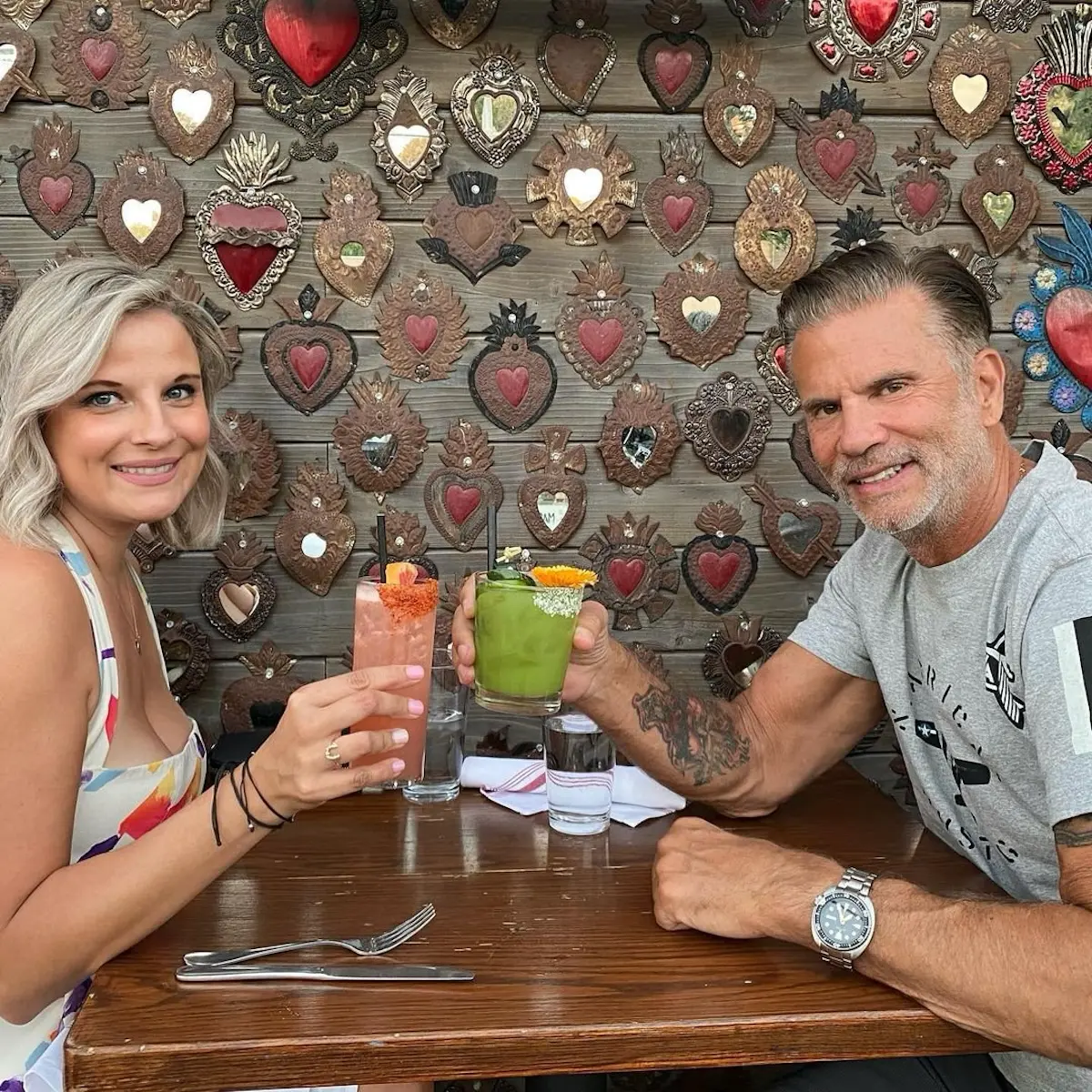 Lorenzo Lamas con su última mujer con unas bebidas