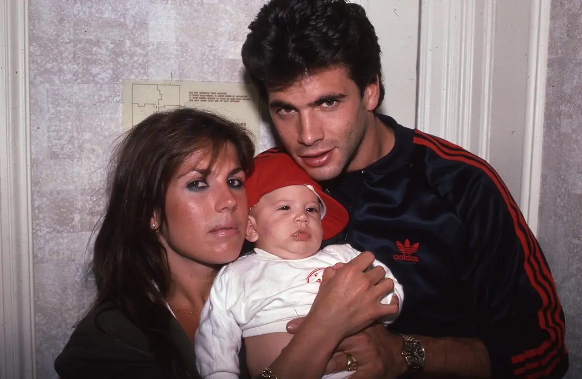 Algo que no ha sucedido en los cinco anteriores matrimonios del actor que dio vida a Tom Chisum (el atleta con el que salía Sandy para darle celos a Danny Zucco) en Grease. Antes de Kenna, estuvo casado con Victoria Hilbert, Michele Smith (con quien tuvo a A.J. y Shayne), Kathleen Kinmont, Shauna Sand (madre de sus hijas Alejandra, Victoria e Isabela) y Shawna Craig. Pese a todo, sigue abierto al amor.