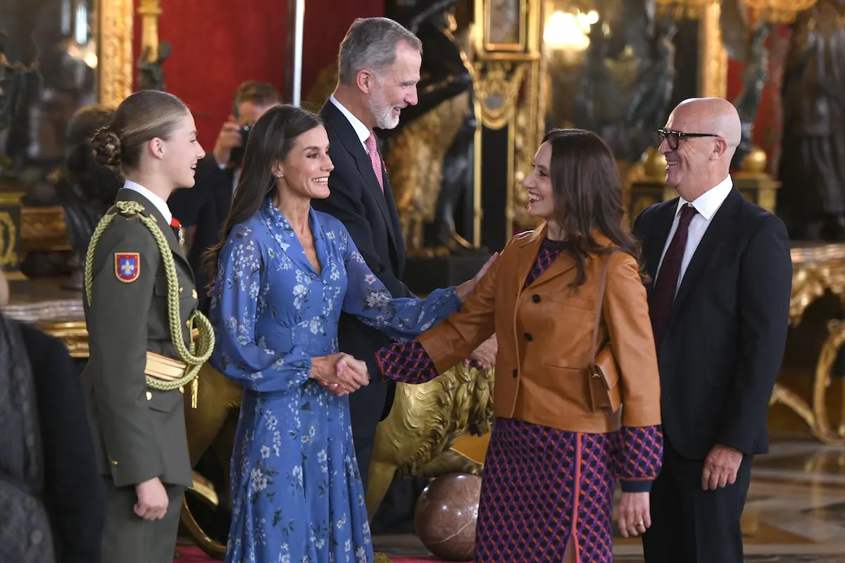Luz Casal saludando a los reyes